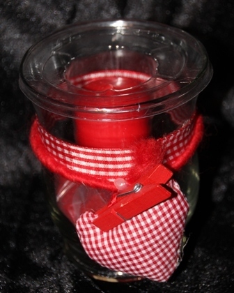 Windlicht - Glas mit roter Kerze, Dekosand und rotem Herz ca. 11 x 8 cm