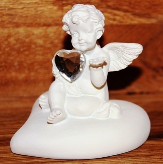 Engel auf einem Herzstein sitzend mit einem Glas-Diamand 6,7 x 6,3 x 6,7 cm